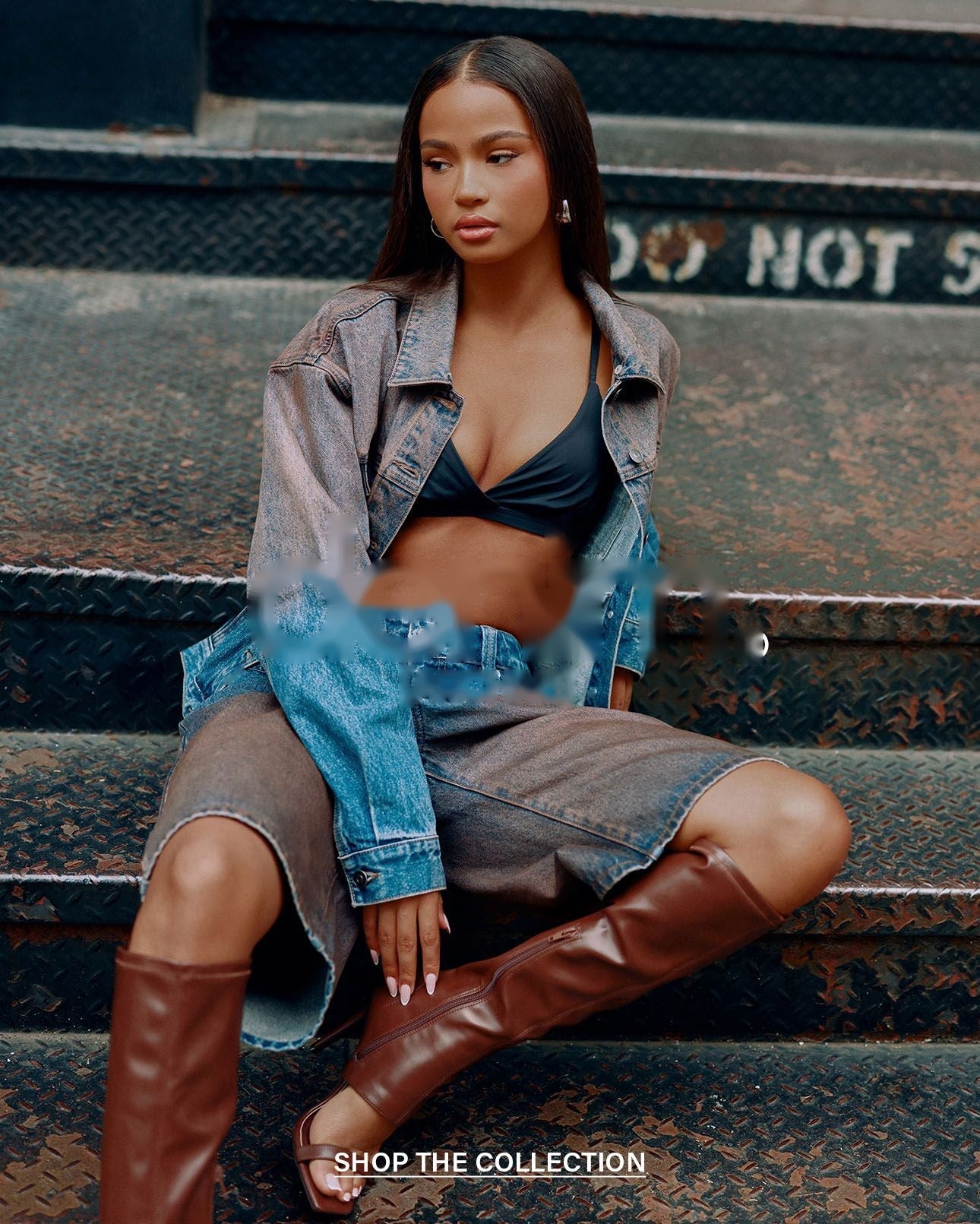 Femme posant sur un escalier métallique en veste et short en denim, pour la collection denim.