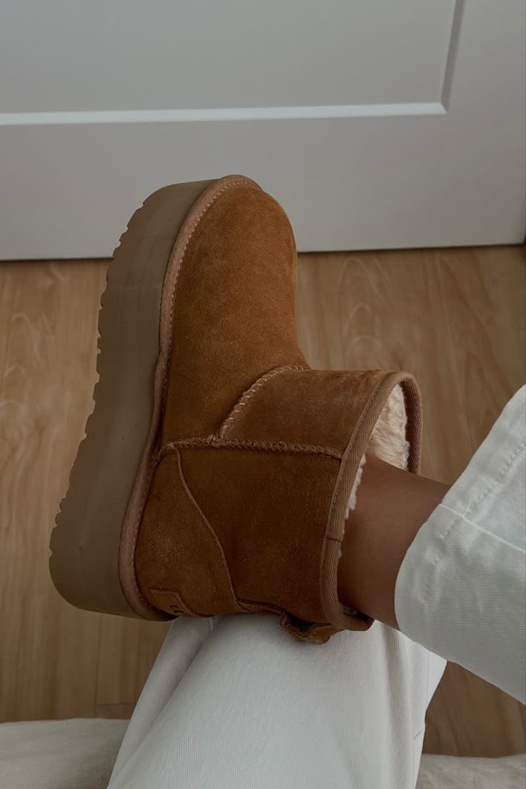 UGG Classic Ultra Mini Châtaigne portée par une cliente