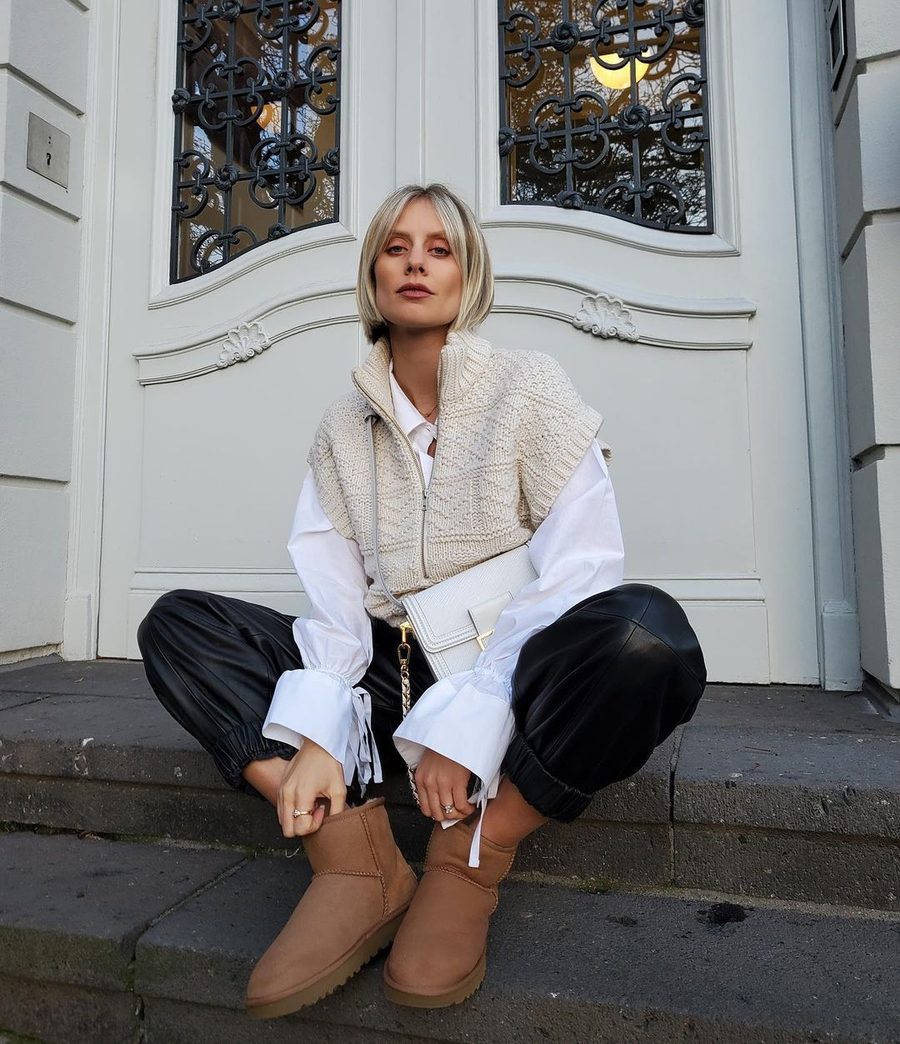 UGG Classic Ultra Mini Châtaigne portée par une cliente