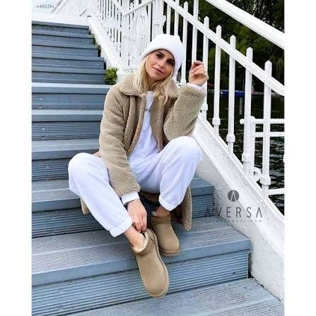 UGG Classic Ultra Mini Sable portée par une cliente