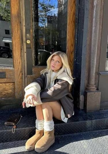 UGG Classic Ultra Mini Sable portée par une cliente